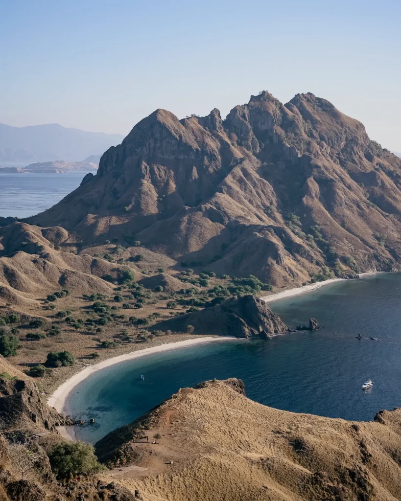 General viewpoint with stunning hilltop and bay view of Padar.